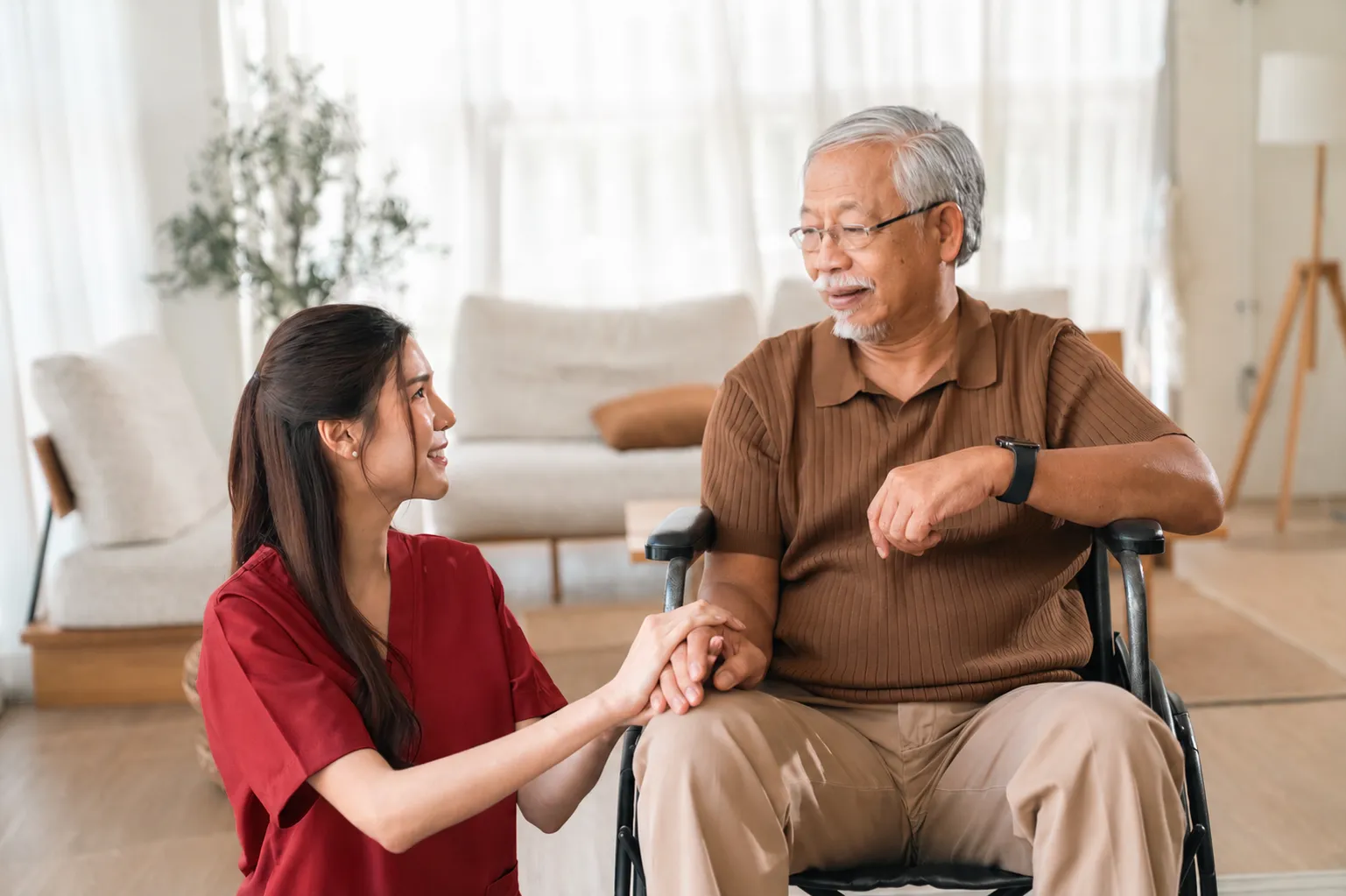 Dementia Care in Everett, WA Dementia care Everett, WA caregiver assisting senior at home with memory support
